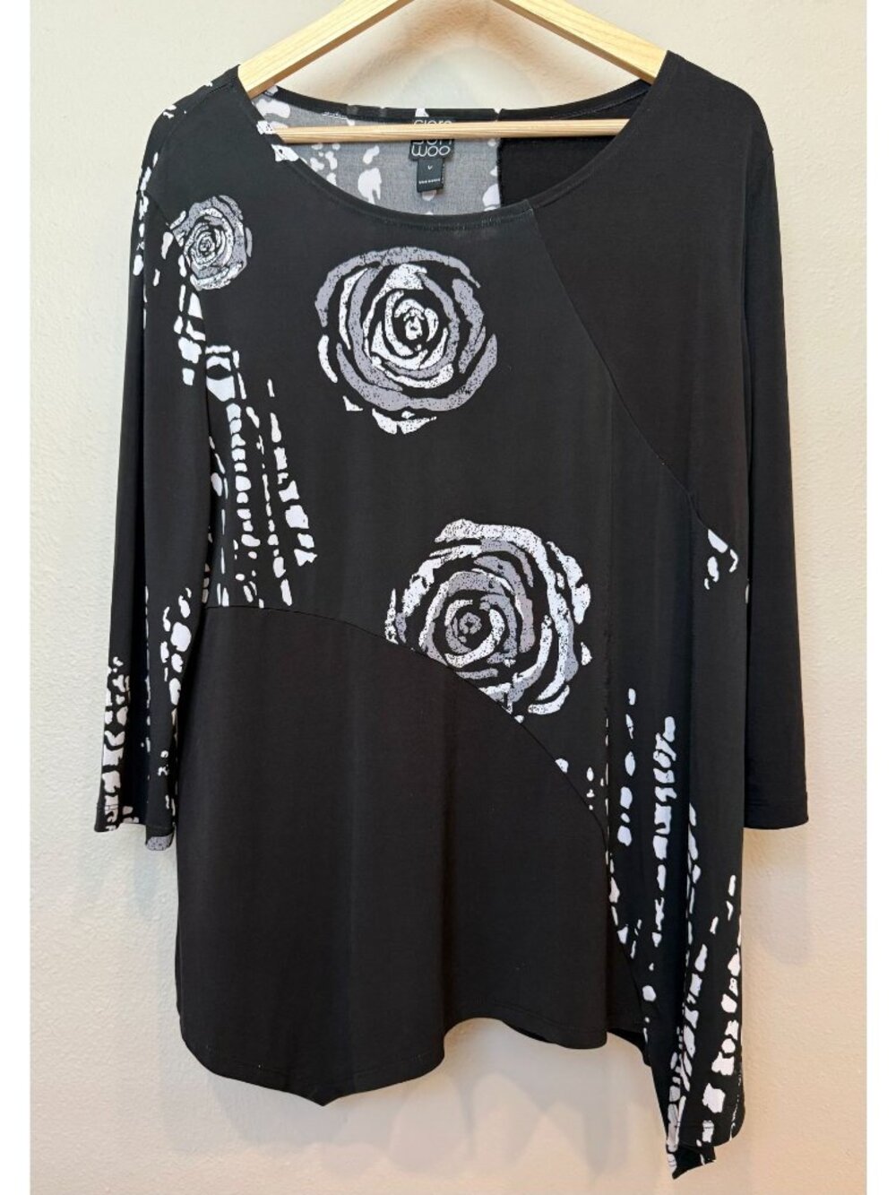 Clara Sun Woo Pullover Black Gray Floral Asymmetrical Stretch Blouse Medium Art